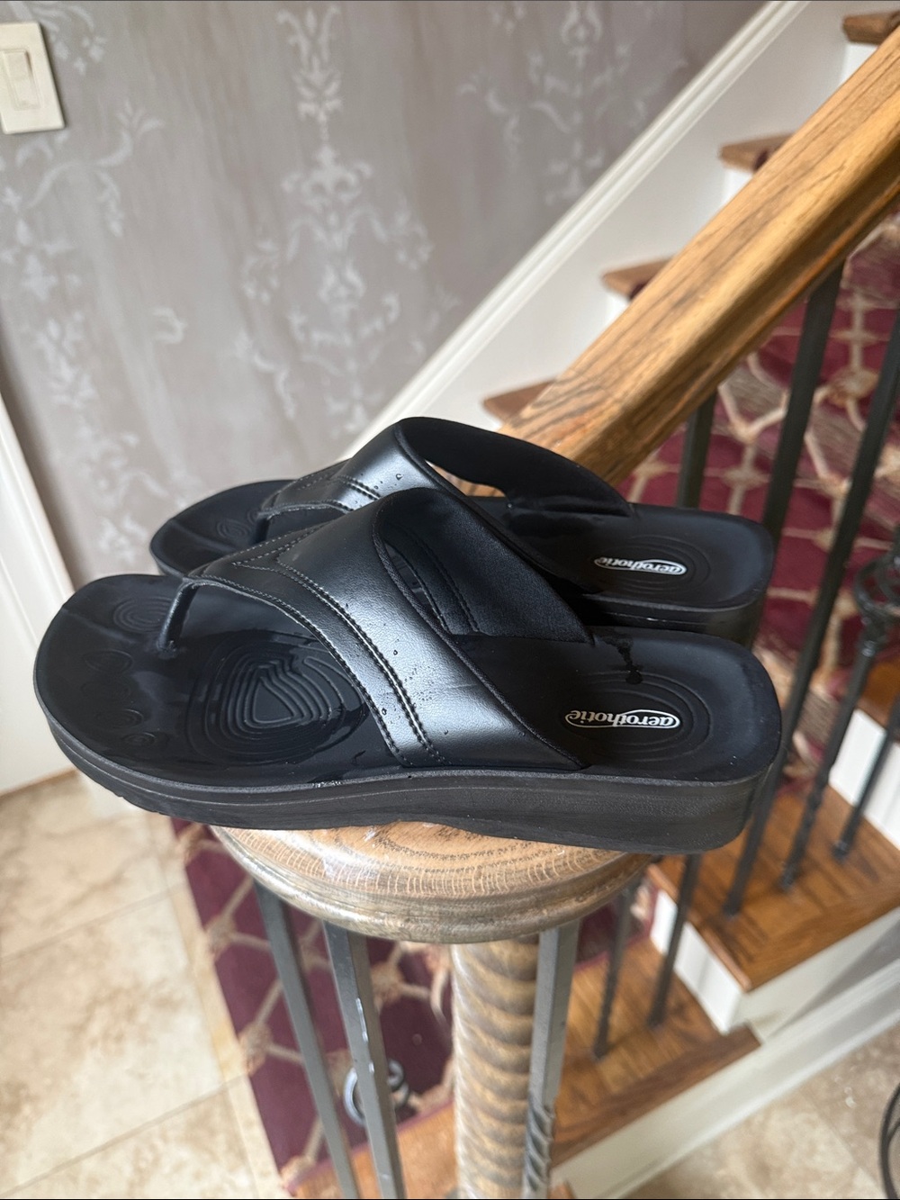 AEROTHOTIC black women’s thong shoe size 40 women’s 9 1/2 excellent condition